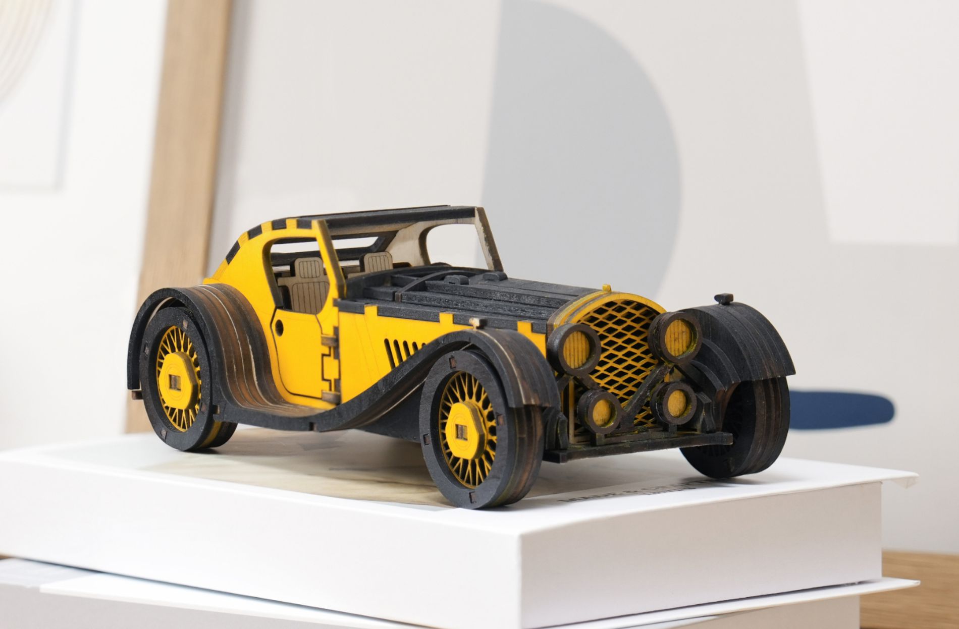 Lazerle kesilmiş ahşap otomobil modeli